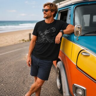 Home esportiu amb la samarreta Granota kitesurfista de Lo Fang Club, recolzat en una furgoneta de colors davant la platja