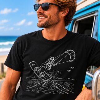 Primer pla d’un home amb la samarreta negra Granota Kitesurfista de Lo Fang Club, amb el dibuix blanc d’una granota fent kitesurf i el mar de fons.