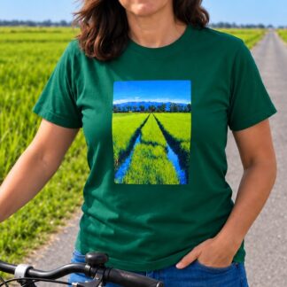 Dona amb la samarreta verda Foto Arrossar de Lo Fang Club, amb una fotografia d’un camp d’arròs del Delta de l’Ebre estampada al pit, al costat d’una bicicleta entre arrossars.