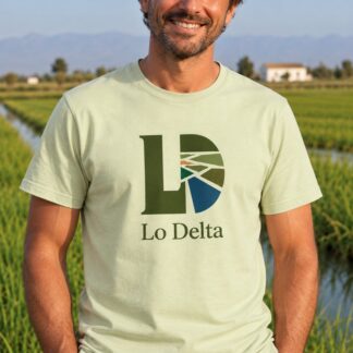 Primer pla d’un home amb la samarreta verda clara Lo Delta Field de Lo Fang Club, mostrant l’estampat geomètric Lo Delta en tons verds i blaus, amb els arrossars de fons.