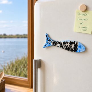 Imant de peix de ceràmica artesanal sobre una nevera amb vistes a una llacuna del Delta de l’Ebre